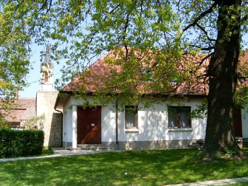 A templom a plébánia előtti kertből