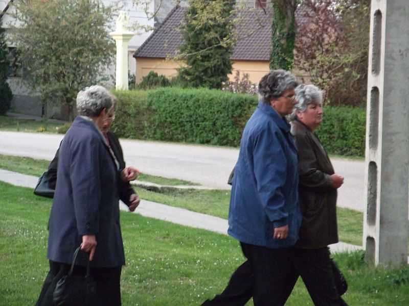 Hívek a feltámadási körmeneten